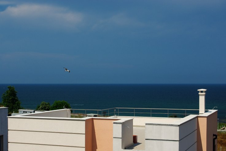 Вид на северо-восток с мансардной террасы виллы Дуо, море приблизительно в 200 метрах, пляж скрыт (Май, 2008, мансардная терраса виллы Уна незакончена).