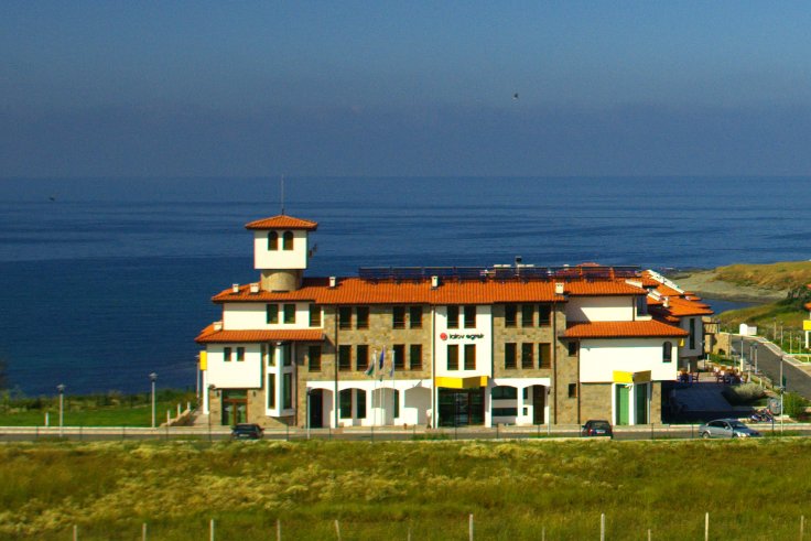 Вид на юго-восток с мансардной террасы виллы Дуо – морская панорама видна за Центром водного спорта.