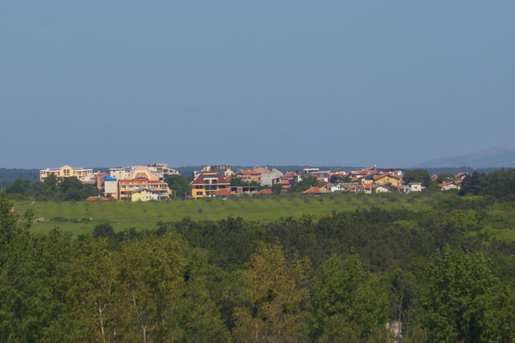 Вид на запад с мансардной террасы виллы Дуо – поселок Лозенец приблизительно в 1800 метрах.
